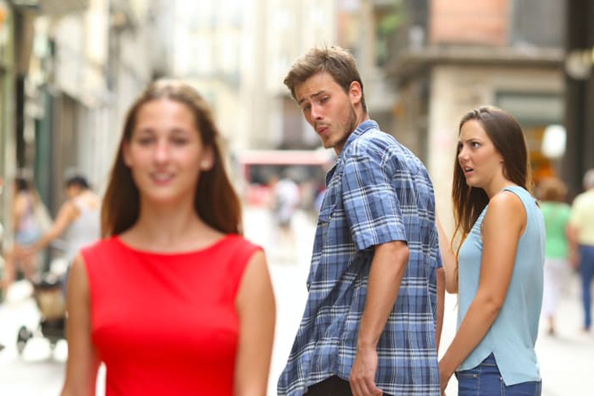Distracted Boyfriend meme about Nécessaire